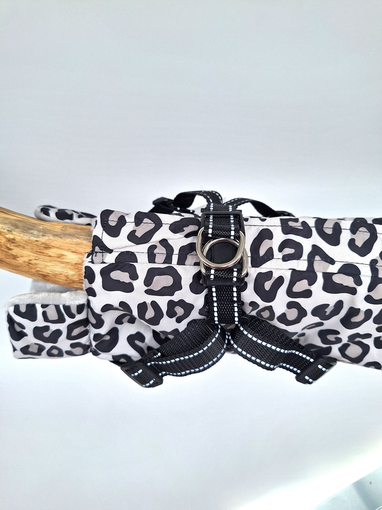 Hundemantel mit Geschirr | Leo-Print | Jetzt online kaufen bei Dogs & Lifestyle