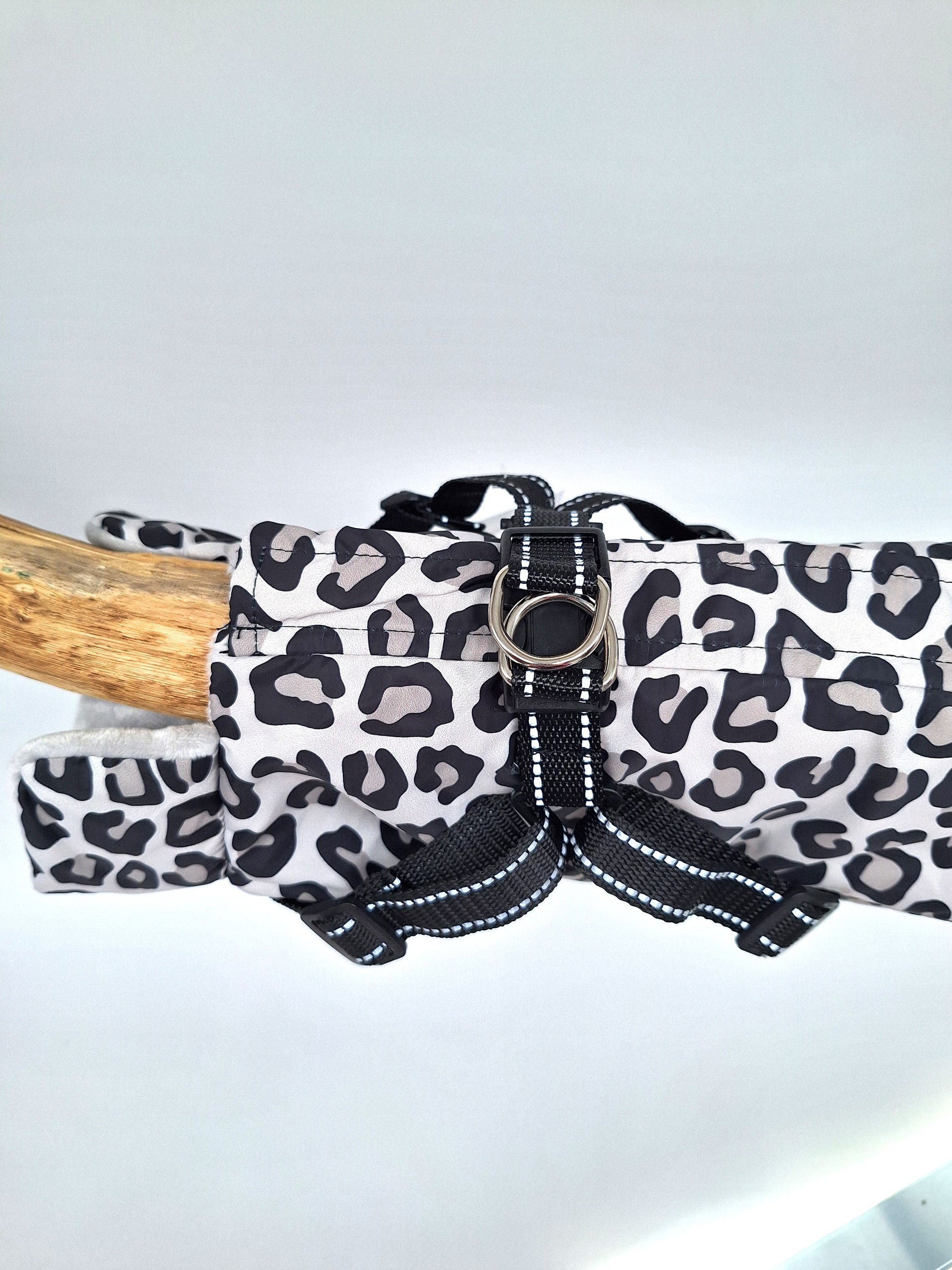 Hundemantel mit Geschirr | Leo-Print | Jetzt online kaufen bei Dogs & Lifestyle