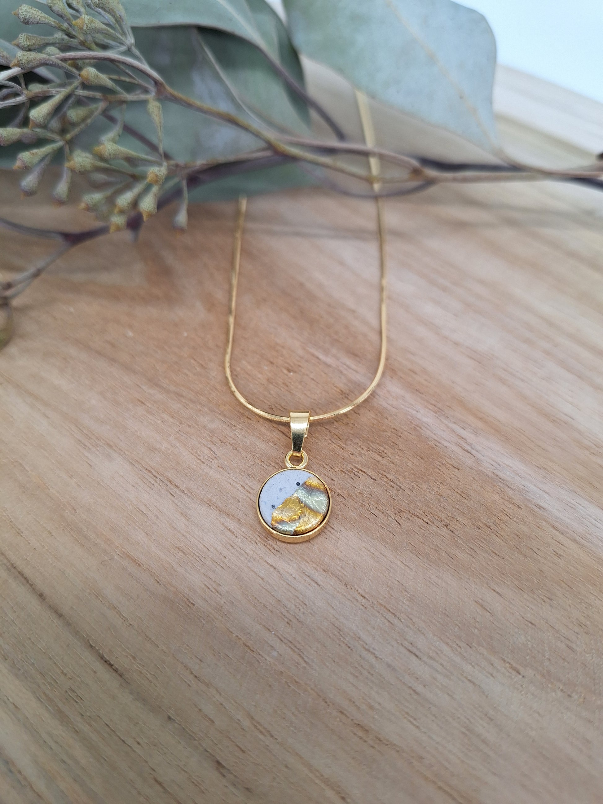 Beton-Halskette rainbow | Gold | Jetzt online kaufen bei Dogs & Lifestyle