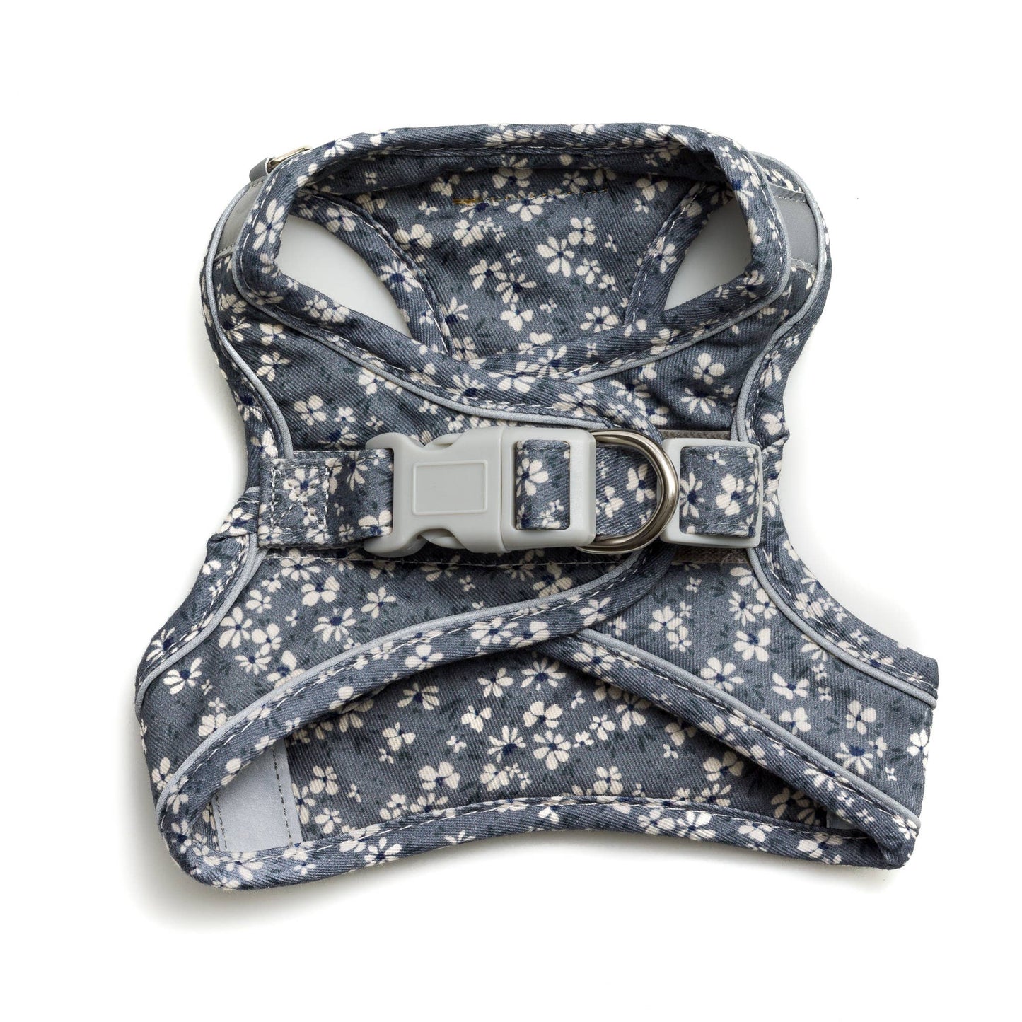 kleines, weiches Hundegeschirr aus Baumwolle in Jeans-Stoff-Optik gefertigt in Blau mit weißen, verspielten Blümchen. Es ist aslsStep-in-Modell gefertigt, sodass der Hund ganz einfach hereinsteigen kann, Rückansicht, Verschluss doppelt