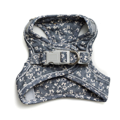 kleines, weiches Hundegeschirr aus Baumwolle in Jeans-Stoff-Optik gefertigt in Blau mit weißen, verspielten Blümchen. Es ist aslsStep-in-Modell gefertigt, sodass der Hund ganz einfach hereinsteigen kann, Rückansicht, Verschluss doppelt