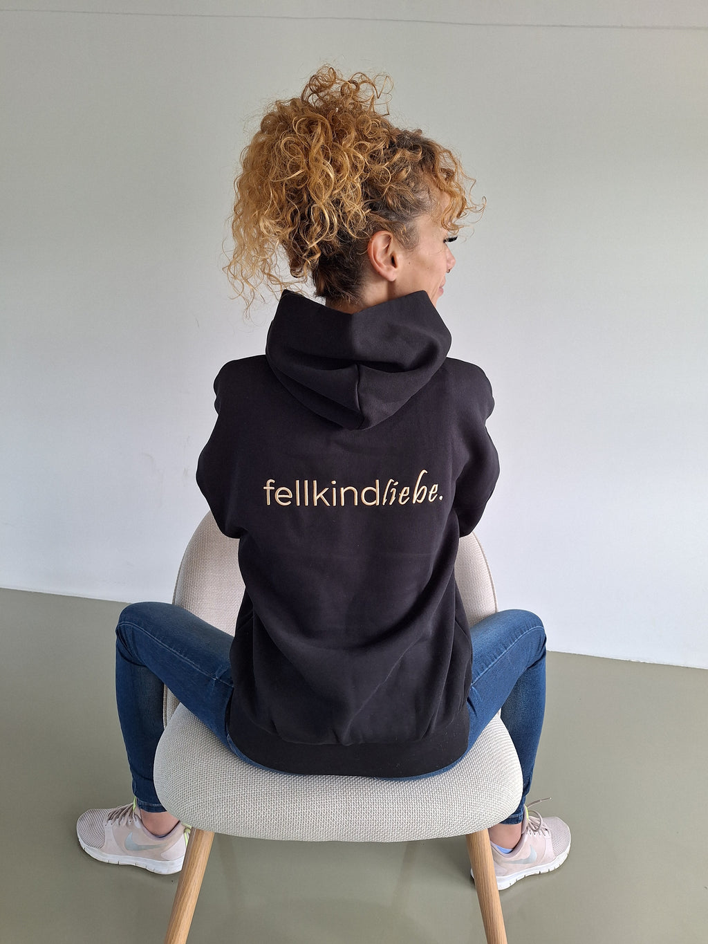 Kapuzen-Hoodie fellkindliebe. | Schwarz